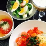 丸ごとトマトのスープと冷製パスタ。ブロッコリーとゆで卵のサラダ