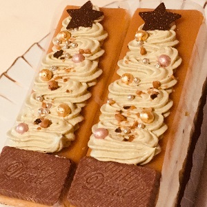 クリスマスツリーをクリームでデコレーションしたケーキおいしい！